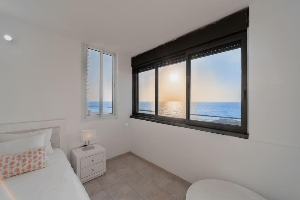 Beachfront Apartment With Breathtaking Sea View Нетания Экстерьер фото