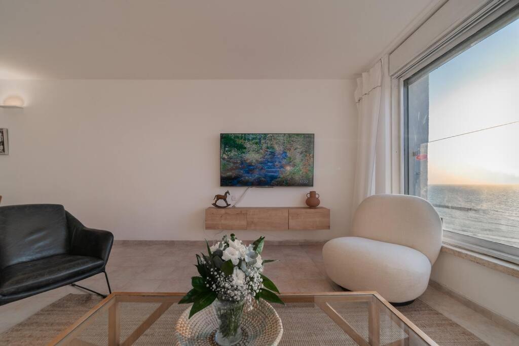 Beachfront Apartment With Breathtaking Sea View Нетания Экстерьер фото
