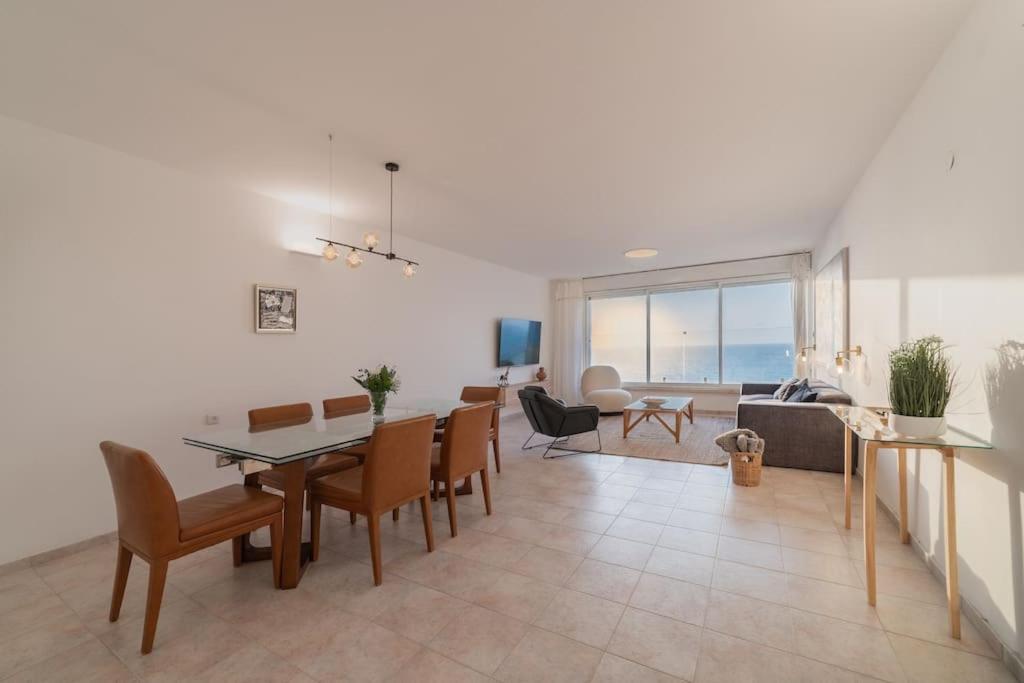 Beachfront Apartment With Breathtaking Sea View Нетания Экстерьер фото